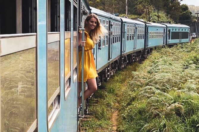 7 Days Tour in Sri Lanka Hotels with Breakfast and Luxury Car - Day 3: Cave paintings, Kandy temples, and evening music