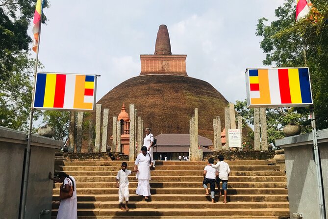 Anuradhapura ancient city tour with Travandgo tours - Mirisaveti Stupa and Ruwanwelisaya: two very different stupas