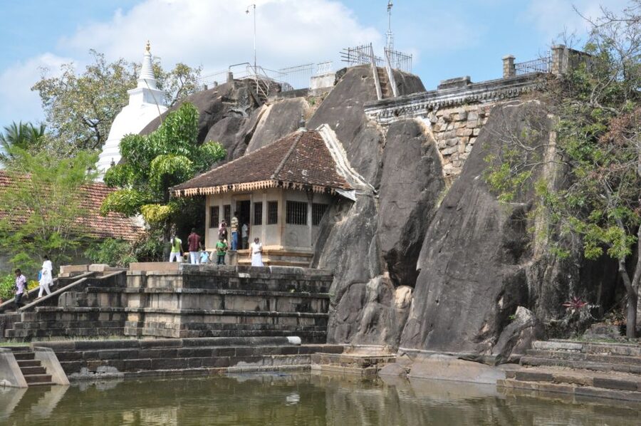 Anuradhapura: Private Half-Day Cycling Tour w/ Guide - Ruwanwelisaya, pilgrims, and elephant sculptures