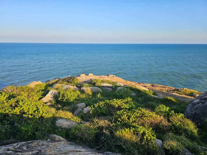 Arugam Bay: Elephant Rock Sunrise or Sunset Tour with Meals - The short drive from Arugam Bay