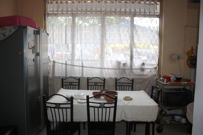 Authentic Sinhalese Cooking Class in Colombo with a Local Family - Meeting Shasikala and her family