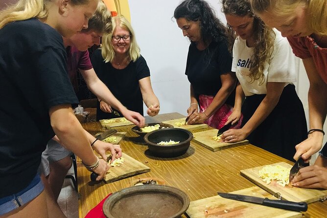 Authentic Sri Lankan Cooking Class in Kandy with Local Family - Key points at a glance