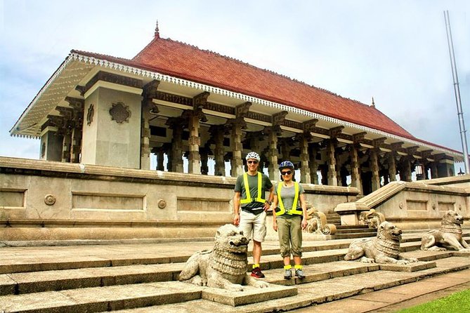 City Highlights Cycle Tour of Colombo - Galle Face Green and the Indian Ocean