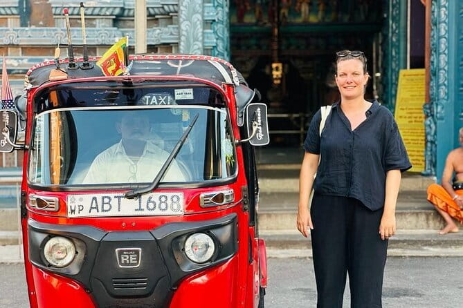 Colombo: City Sightseeing Tour by Tuk-Tuk with Pickup & Drop - Galbokka Lighthouse and the old Fort waterfront