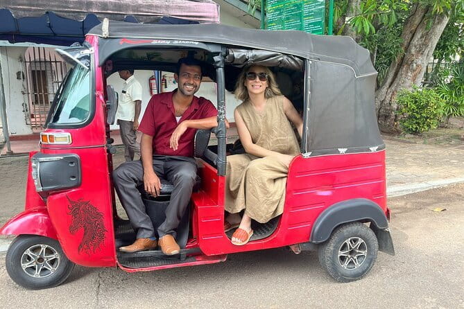 Colombo: City Sightseeing Tour by Tuk-Tuk with Pickup & Drop - Pettah and the Red Mosque: Colombo at full volume
