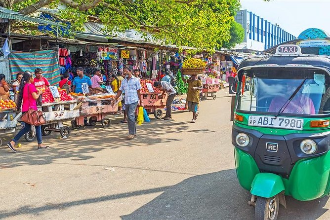 Colombo City Tour by Tuk Tuk - Pettah: Colombo at street level