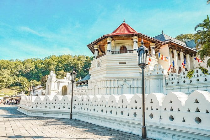 Colombo City Tour from Mount Lavinia - Gangaramaya Temple beside Beira Lake