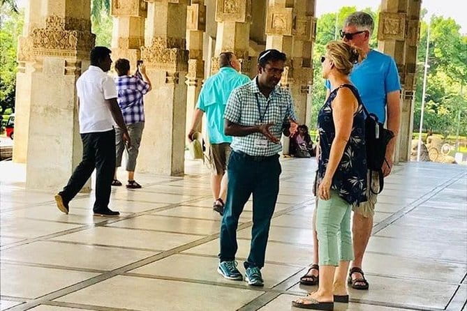 Colombo City Tour with Lunch/Dinner - All Inclusive - Pettah Market, the Floating Market, and Old Town Hall