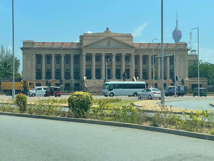 Colombo: Guided City Tour with Entry Tickets - Colombo Fort and the old city by the harbor