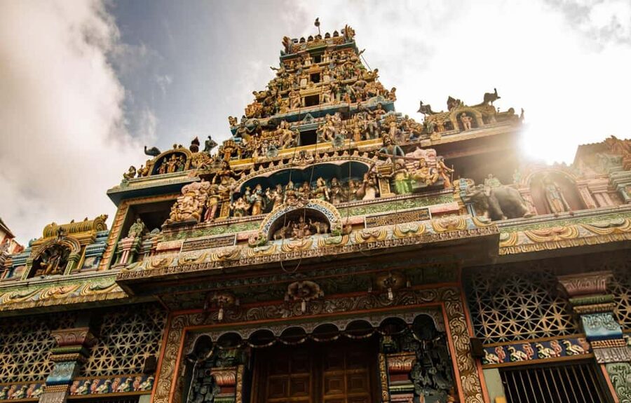 Colombo: Half-Day Spiritual Journey with Hotel Pickup - Reading the many influences at Gangaramaya Temple