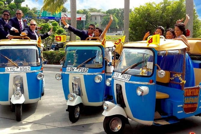 Colombo Highlights Private Tuk Tuk City Tour – Essentials - Jami Ul-Alfar Mosque: a red-and-white landmark