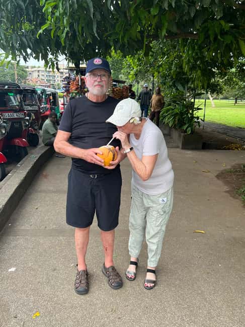 Colombo: Local Food Tour & Sightseeing by Tuk-Tuk with Meals - What the private format does well