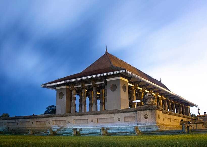 Colombo: One Day Private City Tour With Gangaramaya Temple - Galle Face Green and the Colombo coast