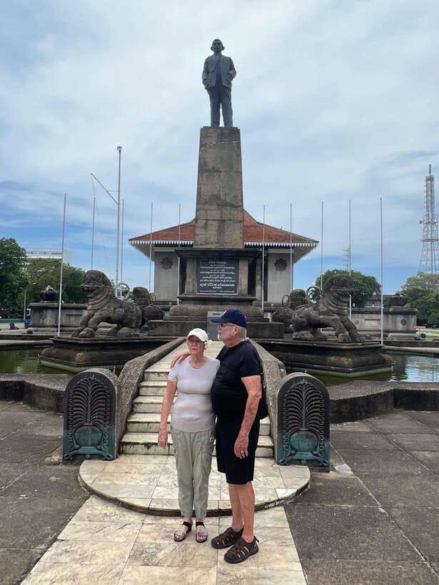 Colombo: Private City Tour with Local Food Tour by Tuk-Tuk - Gangaramaya Temple and Seema Malaka