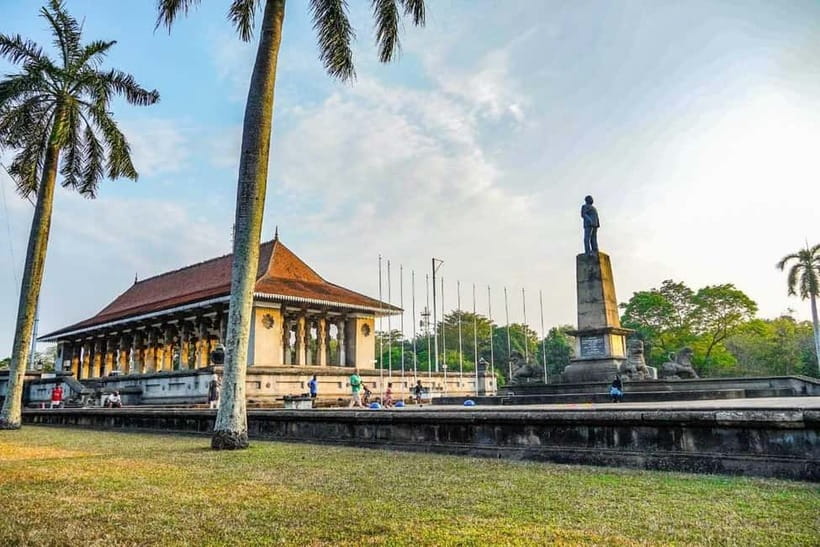 Colombo: Private City Tuk-Tuk Tour with Local Guide & Pickup - Parks, independence, and the Indian Ocean