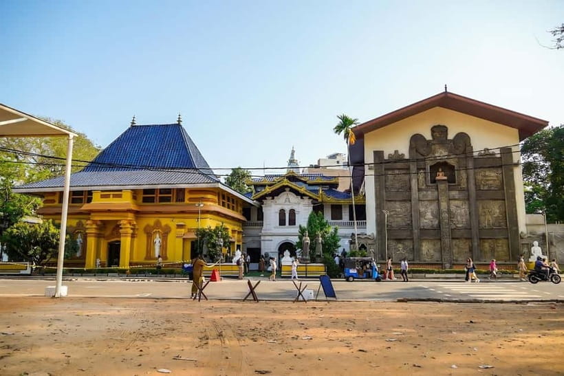 Colombo: Private City Tuk-Tuk Tour with Local Guide & Pickup - Two temples, two religious traditions