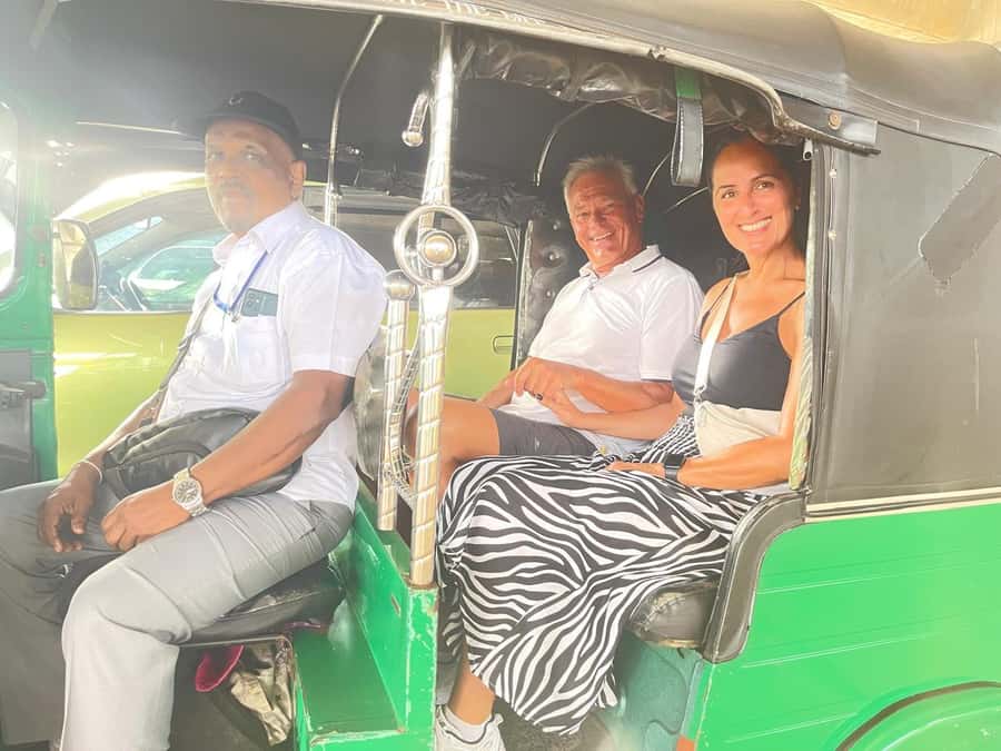 Colombo: Private Guided Tour of the City by Tuk-Tuk - Gangaramaya Temple and Beira Lake