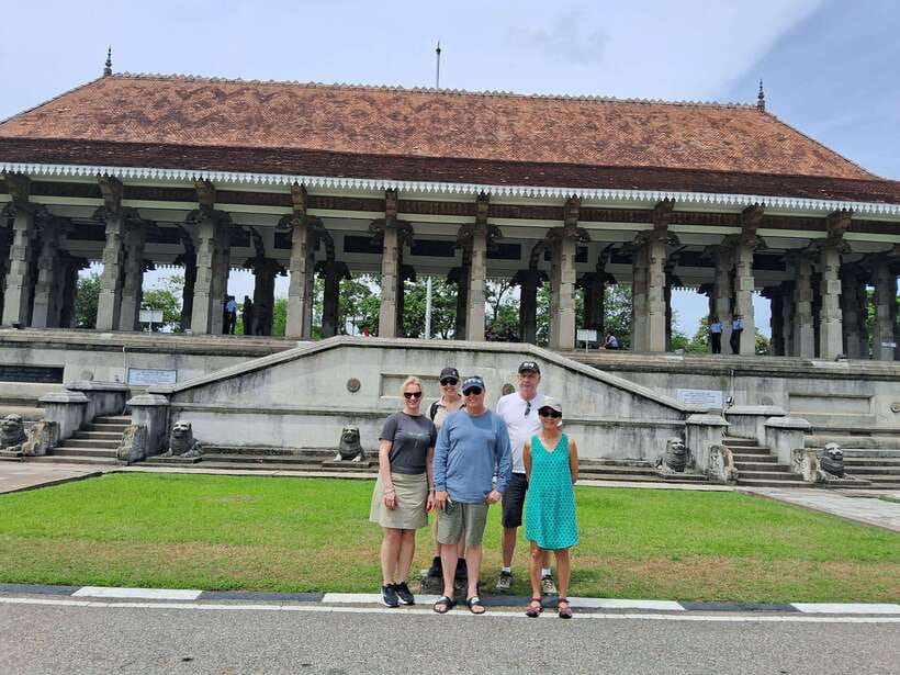 Colombo: Private Guided Tuk Tuk City Tour with Hotel Pickup - Pettah Market and the Red Mosque