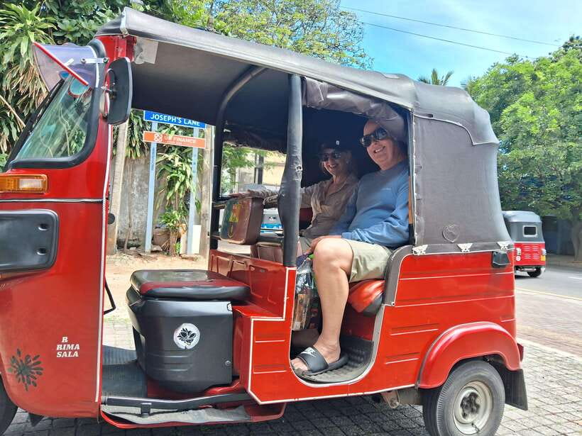 Colombo: Private Guided Tuk Tuk City Tour with Hotel Pickup - Three religious sites, three different city stories
