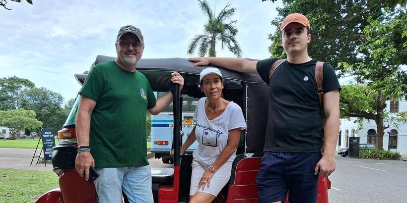 Colombo: Private Tuk-Tuk City Tour with All Entry Fees - Independence Square and the old civic center
