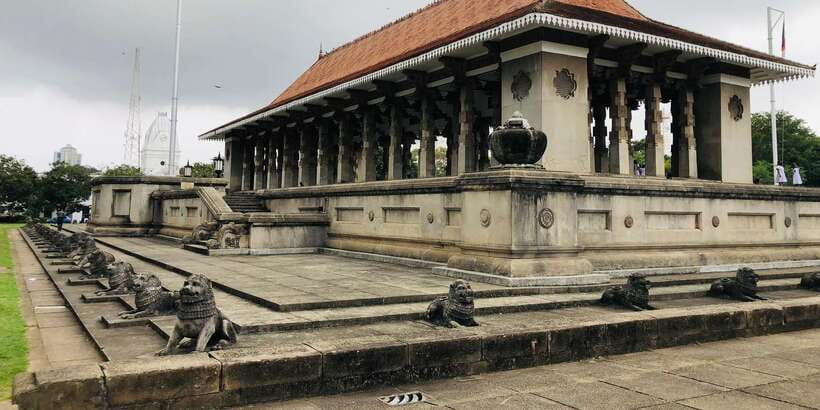 Colombo privet Day Tour and shopping - Independence Square: A Calm Start
