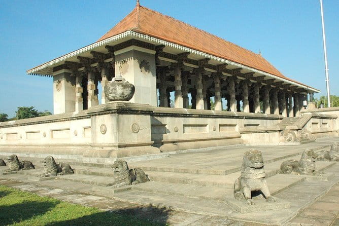 Colombo Shopping & Sightseeing - Gangaramaya Temple begins with Colombo’s most unusual collection