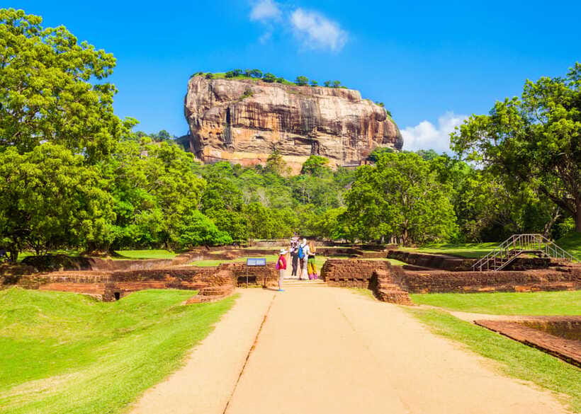 Colombo: Sri Lanka Cultural Triangle Hotspots 2-Day Tour - Walking through Polonnaruwa’s royal ruins