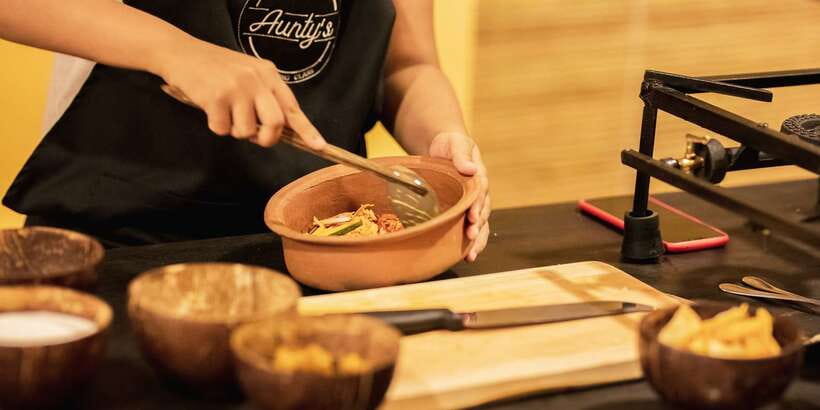 Colombo: Sri Lankan Cooking Class with a Chef - Learning to open a Sri Lankan coconut