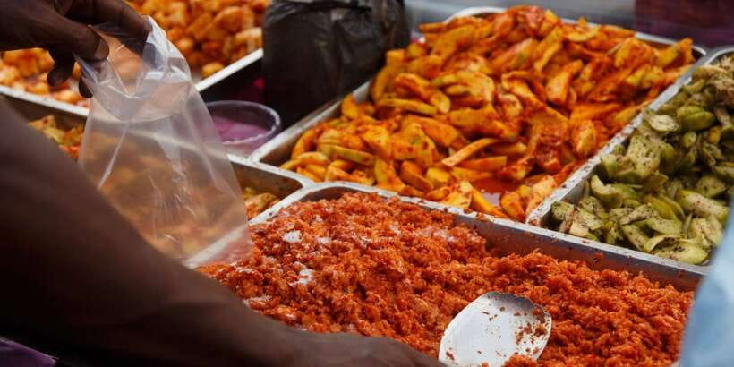 Colombo: Street Food Private Walking Tour with Transfer - Pettah: food, markets, and Colombo at street level