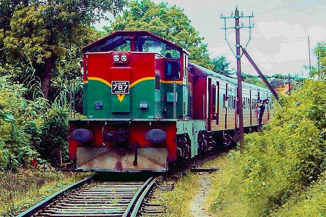 Colombo to Badulla train ride on (Train No: 1015 "Udarata Menike") - First class or second class: which seat makes sense?