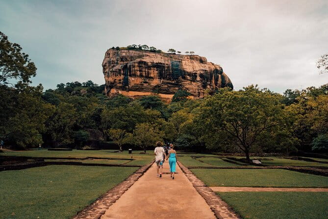 Colombo to Kandy Shuttle with Dambulla Sightseeing Tour - Why this route works as a transfer day