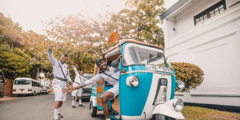 Colombo: Tuk Tuk City Highlights Tour with Lunch - Temples, barefoot visits, and respectful clothing