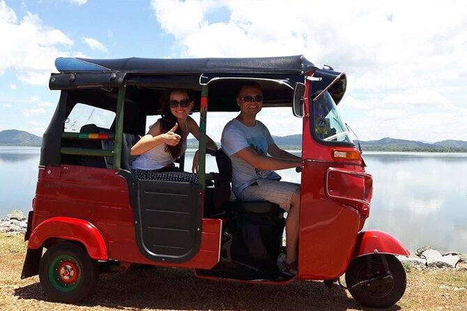 Colombo tuk tuk city tour -Entry Fees, and food Included - Gangaramaya Temple and Beira Lake