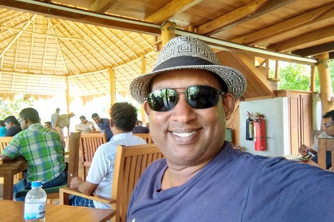 Colombo Walking Tour with Ajeet De Soyza - Currency, department stores, and Colombo’s old commerce