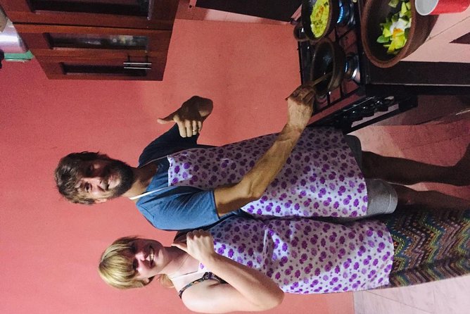 Cooking class in Srilanka - Learning Sri Lankan spices by using them
