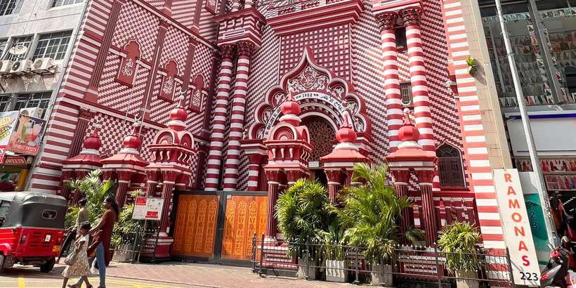 Cycling Through Colombo - Viharamahadevi Park And The Included Picnic