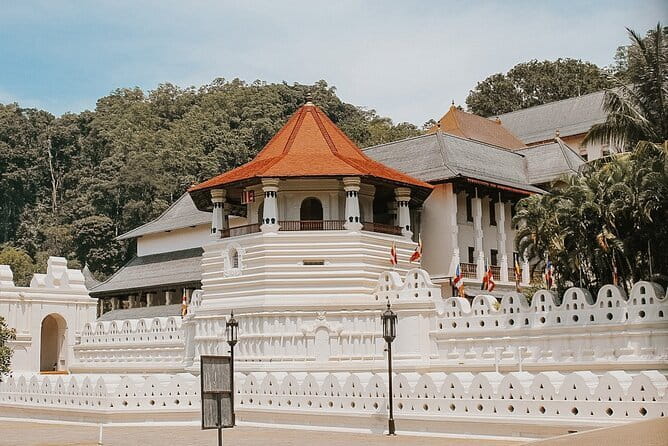 Day Tour of Colombo City - Galle Face Green opens the city to the sea