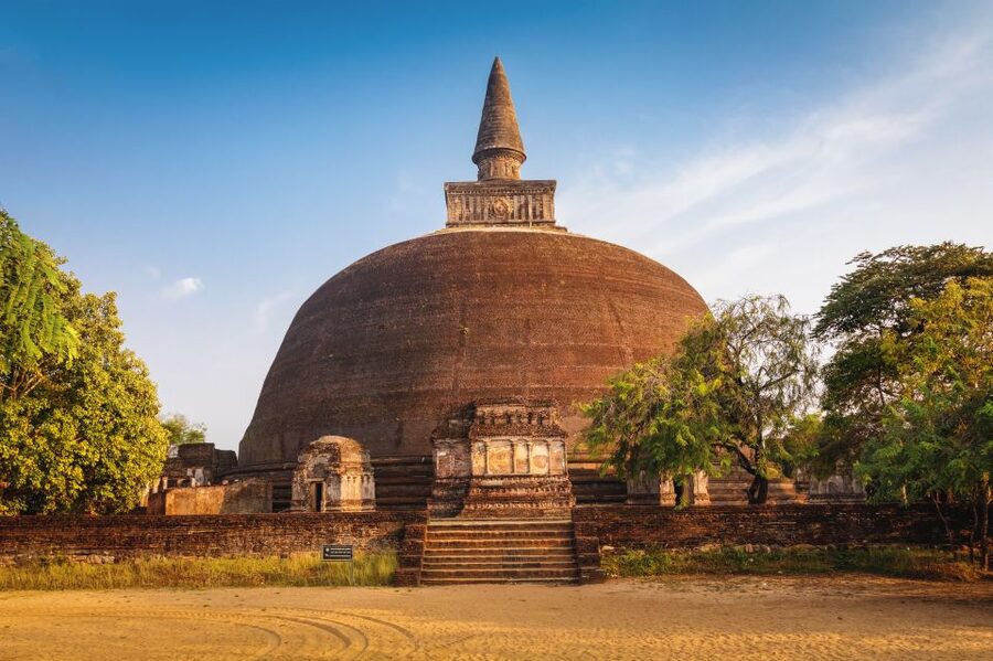 Day trip to UNESCO city Anuradhapura from Colombo - Ruwanweliseya and Isurumuniya