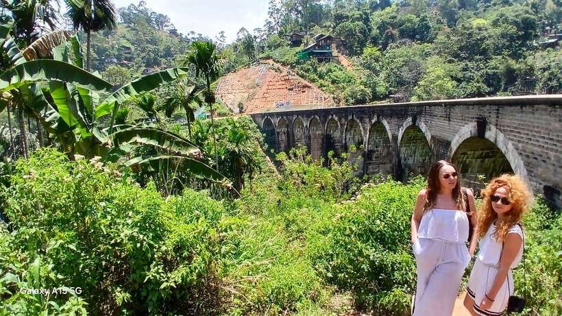 Ella: 9 Arches Bridge, Little Adam's Peak, Tea Factory - Should you book the Ella tuk-tuk tour?