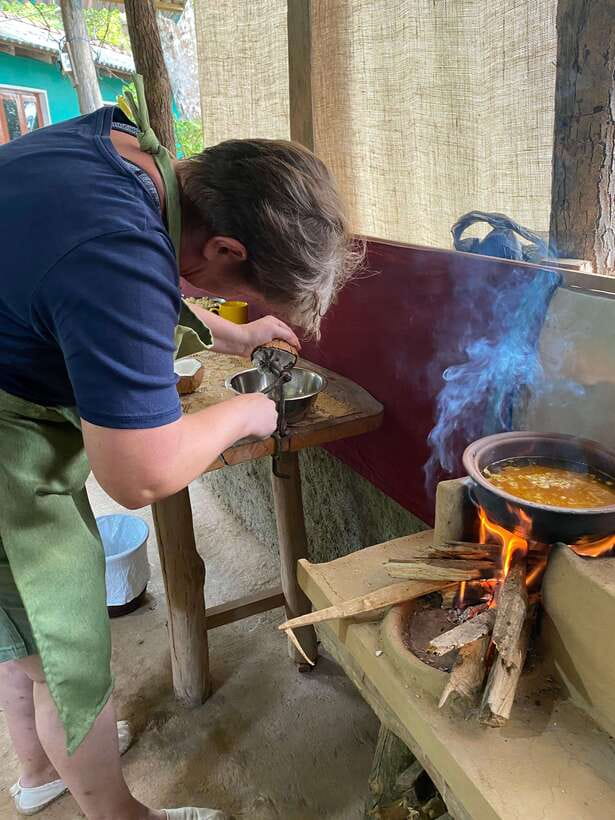 Ella Sri Lanka : Mom's Kitchen Cooking class - Stone grinding, coconut sambol, and useful kitchen tips