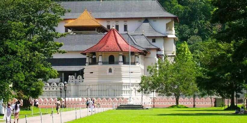 From Colombo: Kandy Full-Day Trip - Kandy Lake and the hilltop viewpoint