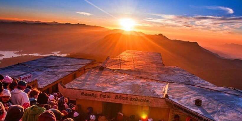 From Colombo/Negombo: Summit Thrills, Adams Peak Guided Hike - The 9 PM departure from Colombo and nearby towns