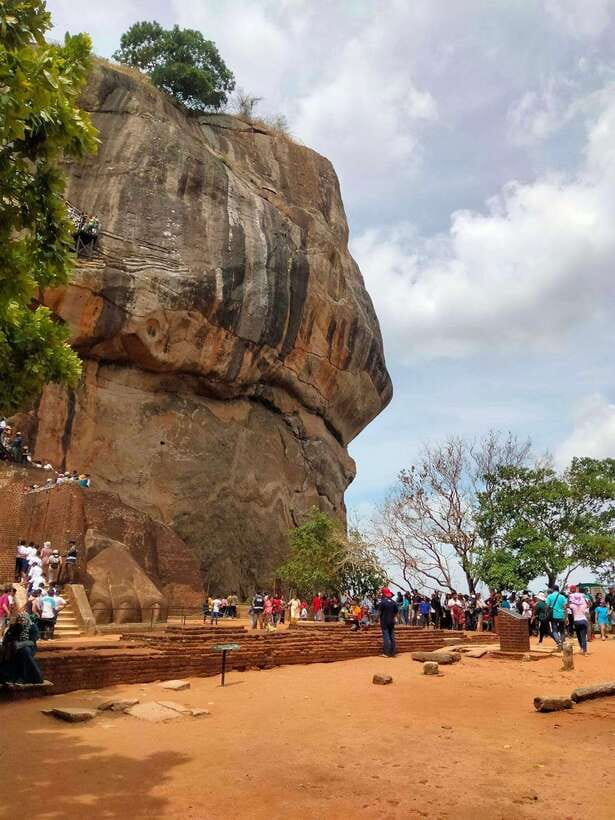 From Colombo: Sigiriya Rock, Dambulla & Minneriya 4x4 Safari - The road inland in a private vehicle