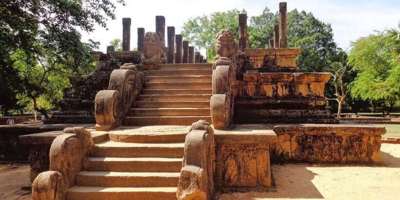 From Dambulla/ Sigiriya: Ancient City of Polonnaruwa by Bike - Nissankamulla Palace and carved details