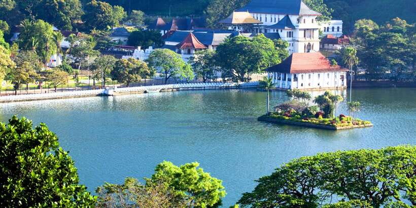From west coast: Kandy, Tooth temple, Botanical & Tea garden - Entering Kandy and the Temple of the Sacred Tooth Relic