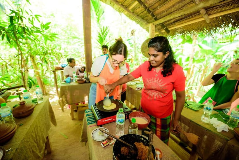 Galle: Sri Lankan Cuisine Cooking Experience - Grinding coconut for sambol