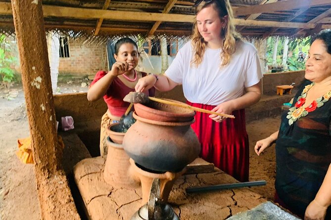 Hands-On Cooking Class in Anuradhapura-Cook Like a Local - Learning the hiramanaya coconut scraper