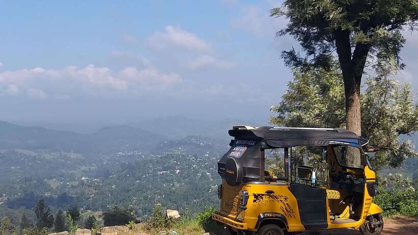 Haputale:Glorious Tuk Tuk Ride to Lipton'sSeat & Tea Factory - Meeting tea pickers and trying the work