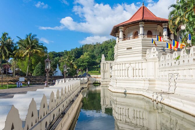 Kandy City Sightseeing and Ambuluwawa Tower by Tuk Tuk Tour - Bahirawakanda and Kandy’s giant white Buddha