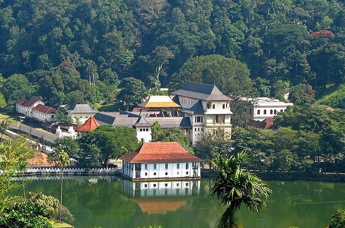 Kandy City Tour by Lux Tours Lanka - The Kandy Lake Club cultural dance show